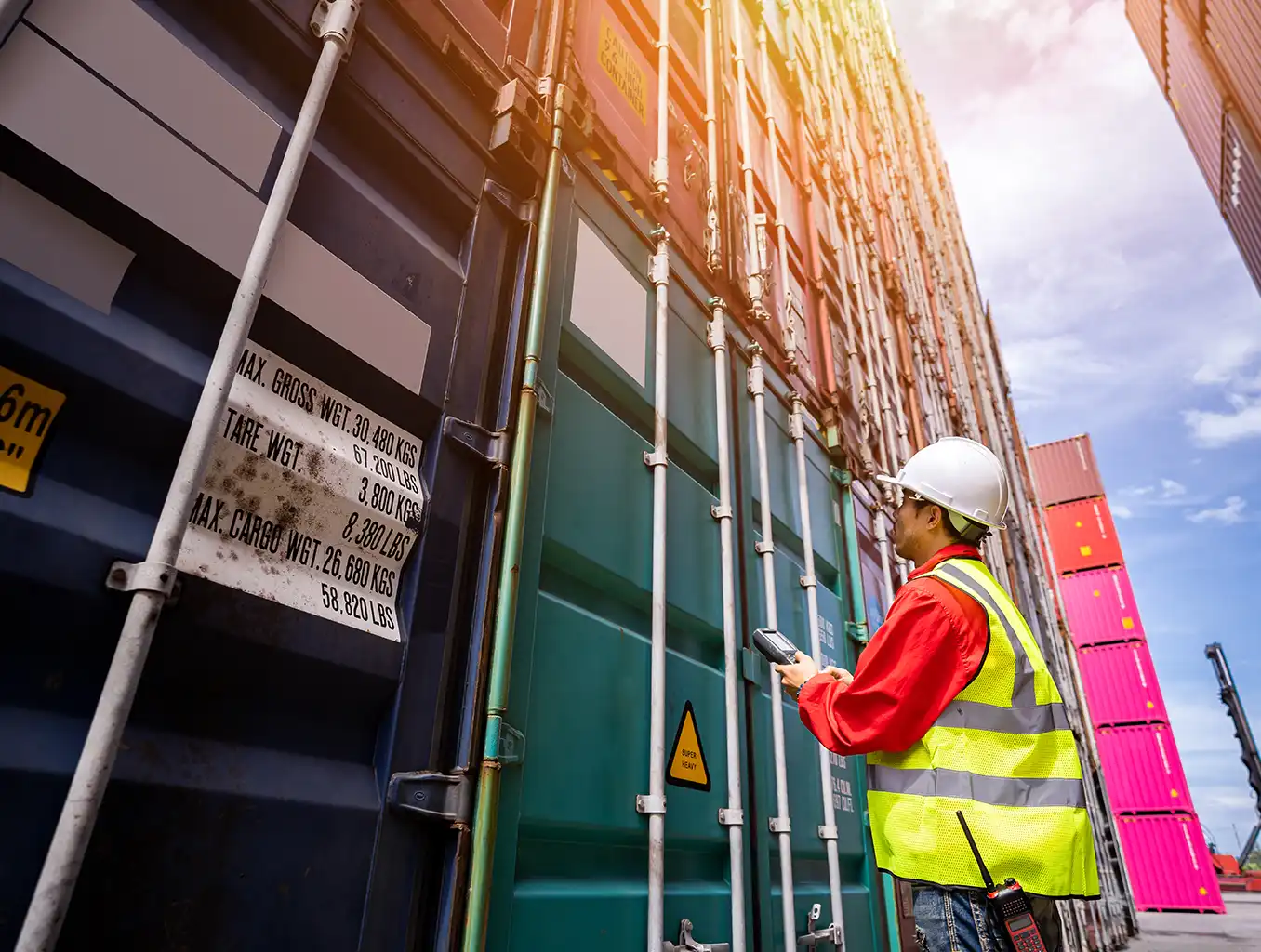 Operador revisando contenedores